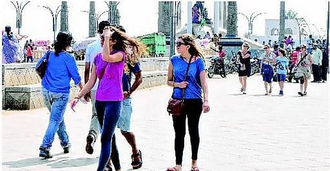 புதுவையில் ஜனவரி 1 விடுமுறை: குவியும் சுற்றுலாப் பயணிகள்