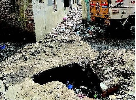 கொடுங்கையூர் குடிசை மாற்று வாரிய குடியிருப்பில் நிரம்பி வழியும் செப்டிக் டேங்க்