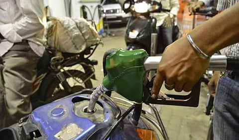 பெட்ரோல் விலை 75 பைசா, டீசல் 50 பைசா அதிகரிப்பு