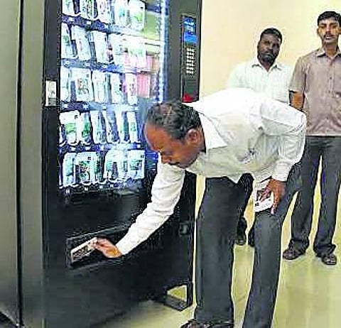 கோவை: தானியங்கி விதை வழங்கும் கருவி
