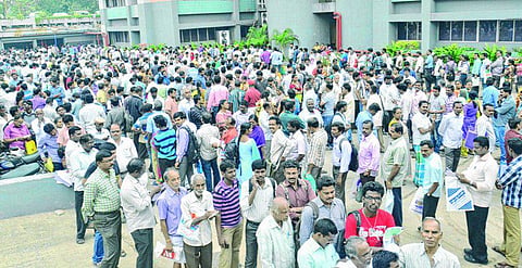 வீட்டுமனைக்கு மனு கொடுக்க கடைசி நாளில் 35,000 பேர் குவிந்தனர்