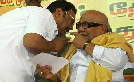மனைவி, மகளுடன் கோபாலபுரம் வந்தார் அழகிரி: கருணாநிதியை சந்திக்கவில்லை
