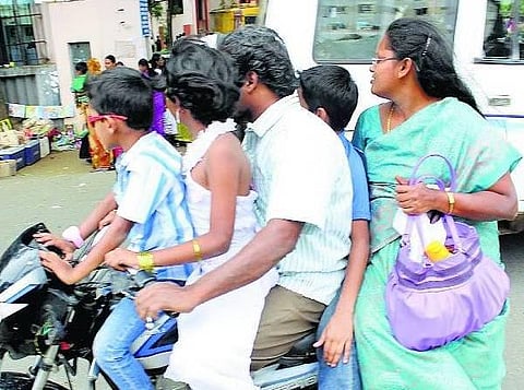 வாகனங்களும், சாலை விதிகளும் காற்றாய் பறந்தன!: சாலை பாதுகாப்பு வாரம், விழலுக்கு இறைத்த நீர்
