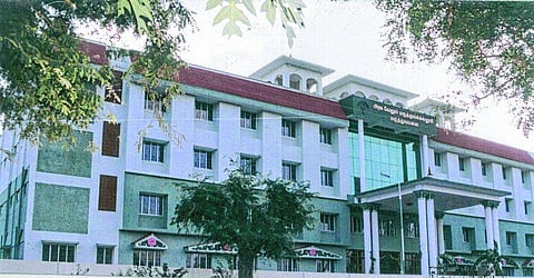 தண்ணீர் தட்டுப்பாட்டில் தவிக்கும் வேலூர் மருத்துவக் கல்லூரி: காவிரி குடிநீர் கல்லூரிக்கு வருமா? நோயாளிகள், ஊழியர்கள் அவதி