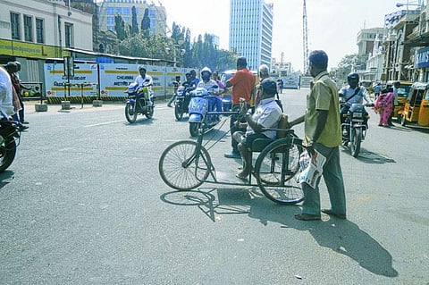சென்னை அண்ணா சாலையில் மெட்ரோ ரயில் பணிகள்: சாலையைக் கடக்கப் போராடும் பாதசாரிகள்