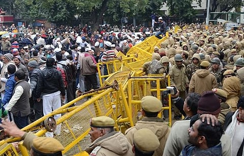 கேஜ்ரிவால் தர்ணா: ஆம் ஆத்மி ஆதரவாளர்கள் மீது போலீஸ் தடியடி
