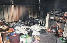 எய்ட்ஸ் நோயால் பாதித்த குடும்பத்தை வீட்டோடு எரித்துக் கொல்ல முயற்சி: வேலைக்கு செல்லும் மகளை கேலி செய்யும் கொடூரம்