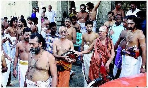 கோயிலுக்குள் காரில் வந்த ஜெயேந்திரர்- நடராஜர் கோயில் வரலாற்றில் முதன்முறையாக நடந்தது