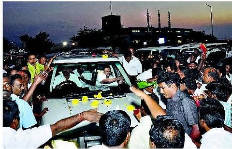 அழகிரிக்கு தாரை தப்பட்டையுடன் வரவேற்பு: மதுரையை அதிர வைத்த ஆதரவாளர்கள்
