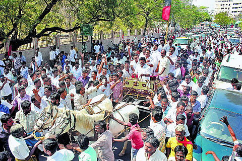 மதுரை: 4 அடி வீச்சரிவாளும், காங்கிரஸ் துண்டும்- அழகிரிக்கு வந்த வித்தியாசமான பரிசுகள்