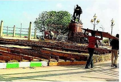 அடிக்கடி பொலிவிழக்கும் மெரினா கடற்கரை: கோடிக்கணக்கில் வீணாகும் மக்கள் வரிப்பணம்- முறையான பராமரிப்பு இல்லை என புகார்