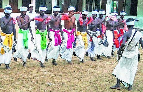 திருப்பூர்: 32 அடவுகளில் தேவராட்டம்!