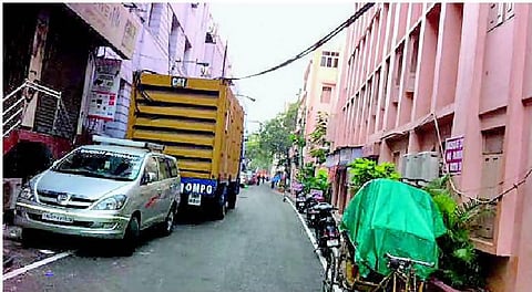 சாலையின் குறுக்கே அனுமதியின்றி நிறுத்தப்பட்டுள்ள மின்சார ஜெனரேட்டர் லாரி- பொதுமக்கள் அச்சம்
