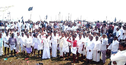 நம்புதாளையில் நாட்டுப்படகு மீனவர்கள் கண்டன ஆர்ப்பாட்டம்