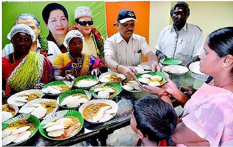பெங்களூரிலும் அம்மா உணவகம்: முதல் நாளில் 6,600 இட்லிகள் விற்பனை