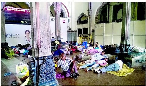 போதிய அடிப்படை வசதிகள் இல்லாத எழும்பூர் ரயில் நிலையம்- பயணிகள் கடும் அவதி