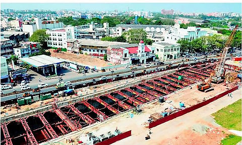 மெட்ரோ ரயிலுக்கு சுரங்கம் தோண்டும் பணி: 3 இடங்களில் ரசாயன நீர் வெளியேறியது
