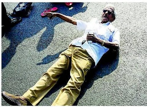 மெரினாவில் ரோட்டில் படுத்து டிராபிக் ராமசாமி ஆர்ப்பாட்டம்: உடனடியாக பேனர்களை அகற்றியது போலீஸ்