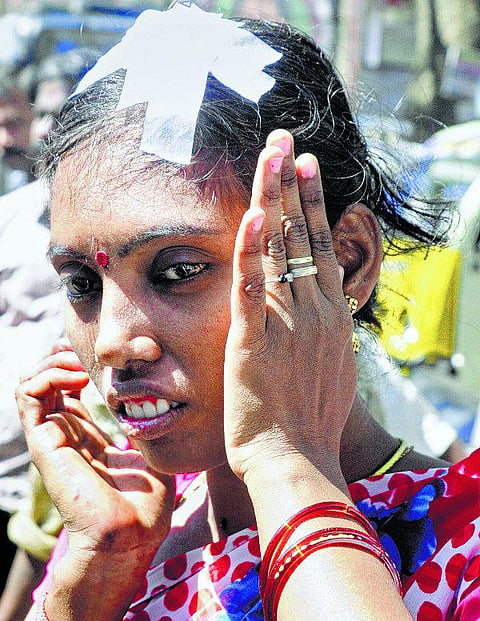 படியில் பயணம் செய்ததை தட்டிக்கேட்டதால் பேருந்து கண்ணாடி உடைப்பு- தொடரும் கல்லூரி மாணவர்கள் அட்டகாசம்