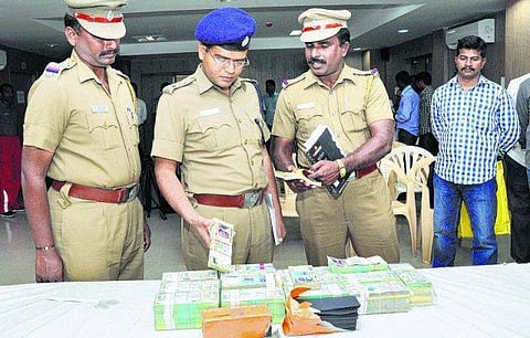 போலி ரூபாய் நோட்டுகள் கொடுத்து ரூ.1 கோடி மோசடி: 3 பேர் சிக்கினர்