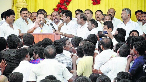 உத்தரவிடுங்க அண்ணே, உங்க பின்னாலேயே வாரோம்: ரஜினி ரசிகர் மன்ற நிர்வாகியின் பேச்சால் கண் கலங்கிய அழகிரி