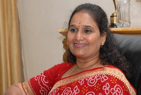 தேவகவுடா கட்சியில் இணைந்தார் நடிகர் சிவராஜ்குமாரின் மனைவி கீதா- எடியூரப்பாவை எதிர்த்து ஷிமோகாவில் போட்டி