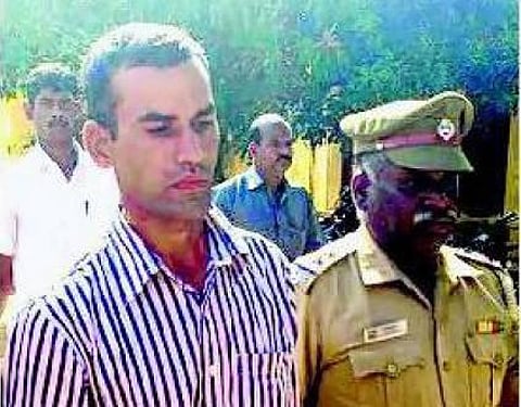 தொழிலாளியை சுட்டுக் கொன்ற சிஐஎஸ்எப் வீரர் கைது-நெய்வேலியில் கடைகள் அடைப்பு