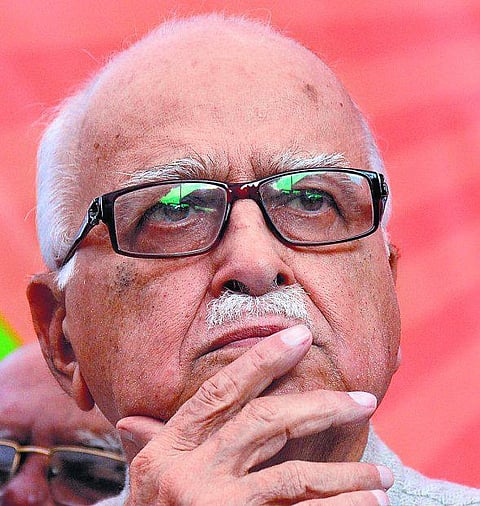 குஜராத்தின் காந்தி நகர் தொகுதியில் போட்டியிட அத்வானி சம்மதம்
