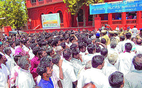 தனி ஊராட்சியாக அறிவிக்கக் கோரி ஆட்சியர் அலுவலகம் முற்றுகை