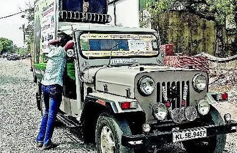 கேரளத்திலிருந்து தமிழகத்துக்கு 200 ஜீப்புகள் வரவழைப்பு: 39 தொகுதிகளுக்கும் அதிமுக அனுப்பி வைத்தது