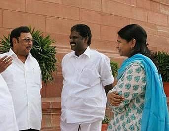 அழகிரியுடன் சமாதானப் பேச்சு தொடக்கம்?- தயாளுவை தொடர்ந்து கனிமொழியுடன் சந்திப்பு