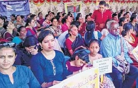 நொளம்பூர் சாலையை சீரமைக்க கோரி பொதுமக்கள் உண்ணாவிரதம்
