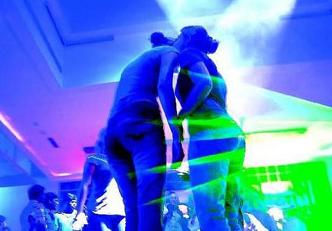 சிந்தனை: லேடீஸ் நைட் என்னும் விபரீத வலை