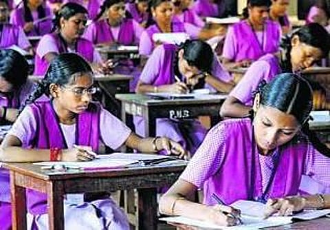 தொழிற்கல்வி பாட விடைத்தாள் அனைத்து மையங்களிலும் மதிப்பீடு: பிளஸ்-2 முக்கிய பாடங்களின் விடைத்தாள் மதிப்பீடு இன்று தொடக்கம்