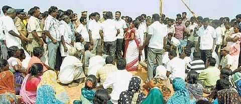 வேலைவாய்ப்பு கோரி கிராம மக்கள் போராட்டம்: தனியார் டயர் தொழிற்சாலை முற்றுகை