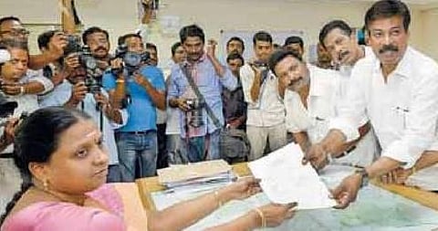 தேர்தல் அலுவலகத்தில் பாதுகாப்பு பணிக்கு போலீஸ் வராததால் குழப்பம்: தேர்தல் அதிகாரி உத்தரவைத் தொடர்ந்து போலீஸ் குவிப்பு