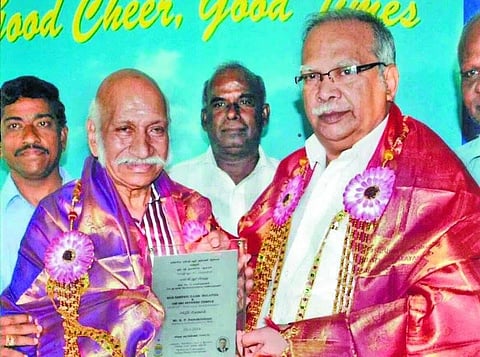 எம்.ஜி.ஆரின் மெய்க்காப்பாளர் ராமகிருஷ்ணனுக்கு ‘எம்.ஜி.ஆர். விருது’: மலேசியாவில் நடந்த விழாவில் வழங்கப்பட்டது