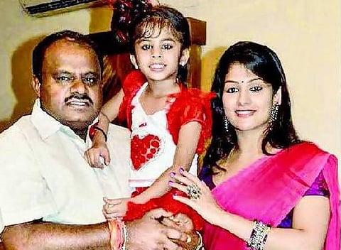 குட்டி ராதிகாவை மறைத்த குமாரசாமி மோடியின் திருமணம் பற்றிப் பேசுவதா?- கர்நாடக பாஜக பதிலடி
