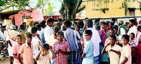 ஆசிரியையை செல்போனில் படம் எடுத்த ஆசிரியர் கைது: கிராம மக்கள் ஆவேசம்; பள்ளிக்கு பூட்டு