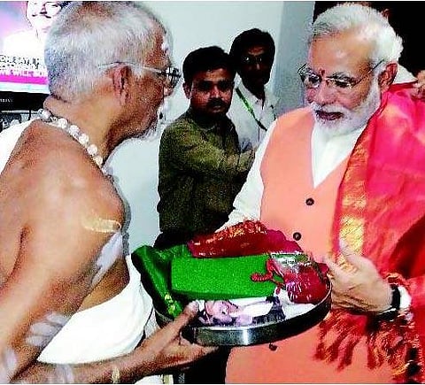 மோடி தனது மனைவி பெயரை அறிவித்தது எப்படி?: பின்னணியில் காஞ்சி காமாட்சி அம்மனின் அருள் எனத் தகவல்