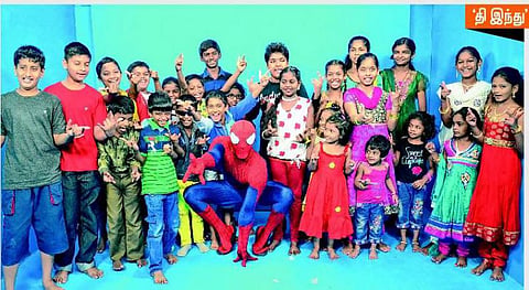 சென்னையில் ‘ஸ்பைடர்மேன்’: குழந்தைகளுடன் கொண்டாட்டம் - ‘தி இந்து’ அலுவலகத்தில் நடைபெற்றது