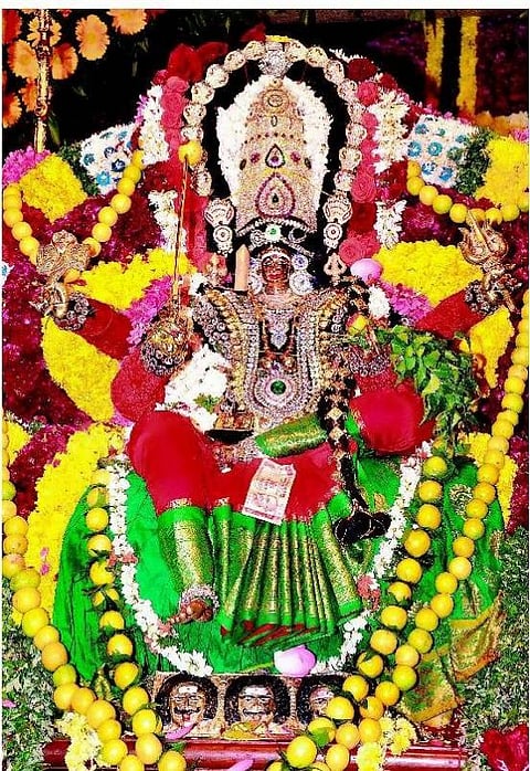 மேல்மலையனூர் அங்காளம்மன் ஊஞ்சல்