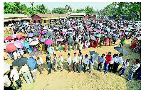 விறுவிறுப்பான 6-ம் கட்டத் தேர்தல்: மேற்கு வங்கத்தில் 82% வாக்குப்பதிவு - அசாம் உள்பட சில மாநிலங்களில் வன்முறை