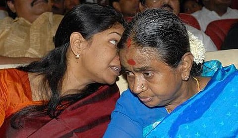 தயாளு, கனிமொழி, ராசா உள்பட 10 பேர் மீது குற்றப்பத்திரிகை