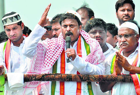 மோடியை ஹிட்லர் என விமர்சித்த சிரஞ்சீவி மீது முட்டை வீச்சு