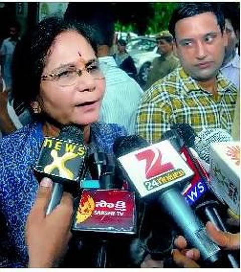தர்ணாவுக்கு பிறகு என்.டி.திவாரியை சந்தித்தார் 62 வயது ‘மனைவி’