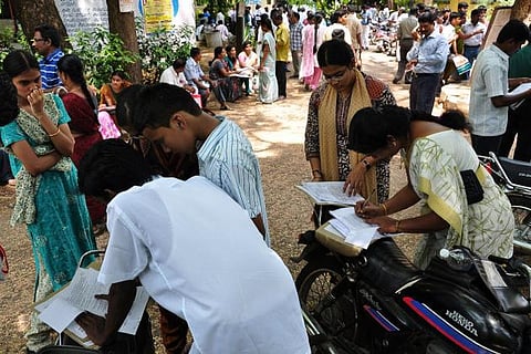 பிளஸ்-2 தேர்வு முடிவால் மனஅழுத்தமா?: உளவியல் ஆலோசனை வழங்குகிறது ‘சினேகா’