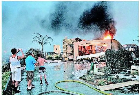 அமெரிக்காவில் காட்டுத் தீ ஆயிரக்கணக்கானோர் வெளியேற்றம்