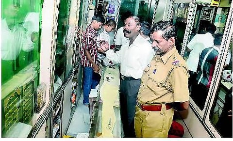 மதுரை நகைக் கடையில் துப்பாக்கியைக் காட்டி கொள்ளை: மேற்கு வங்க இளைஞர்களை சினிமா பாணியில் விரட்டிப் பிடித்தது போலீஸ்