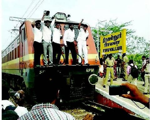 இலங்கை அதிபர் ராஜபக்சே வருகைக்கு எதிர்ப்பு: சட்டக்கல்லூரி மாணவர்கள் ரயில் மறியல்
